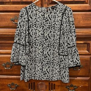 Who What Wear top size L Large white and grey flowers with lace detail